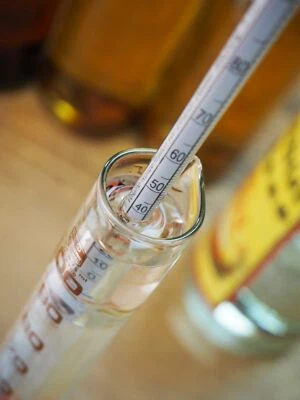 "Hecht" Messzylinder 100 ml ❀ robustes Duran Laborglas ❀ gut ablesbare Skala