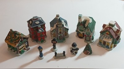 Cobblestone Corners 10 PC Winter Christmas Completed Lighted Village Set WORKS!