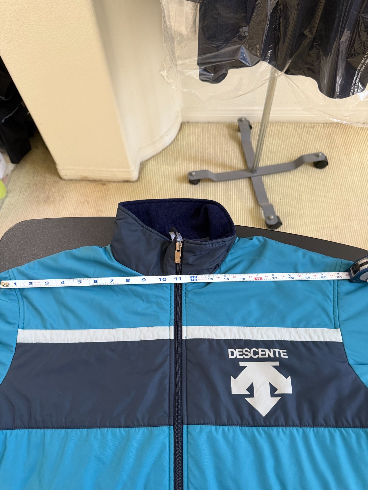 Descente  Full Zip  Jacket Size Medium - image 3