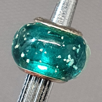 SCHMUCK - Schöner Charm aus grünem Glas und massivem 925er Silber für Armband #53