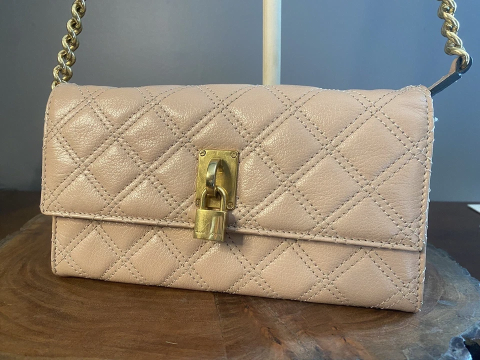 Bolso de mano Marc Jacobs acolchado cuero rosa nude con cadena Foto 4 de 4