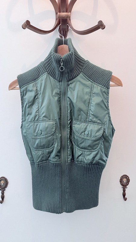 Green vest with pockets, size medium