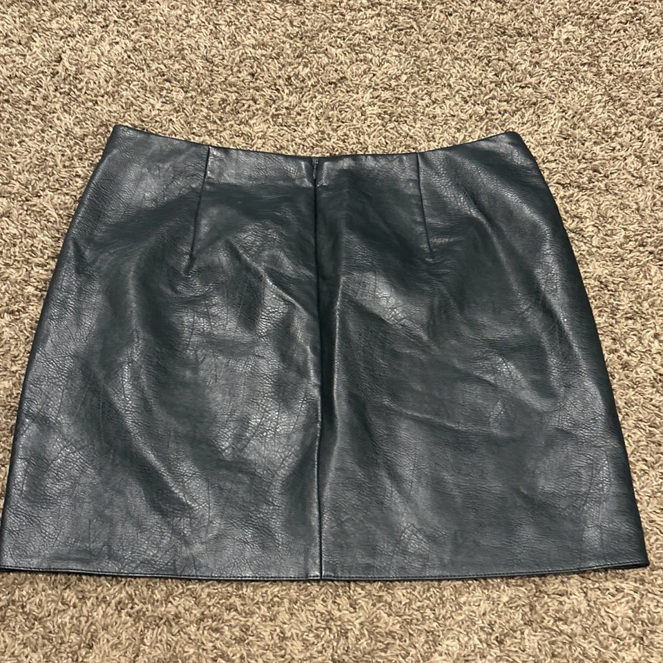Mini-saia Zara básica couro vegano verde escuro bordada flores L B17 - Imagem 4 de 4