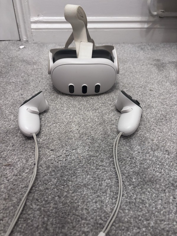 Meta Quest 3 128GB VR Headset + Controllers Left Controller Slight Stick Drift