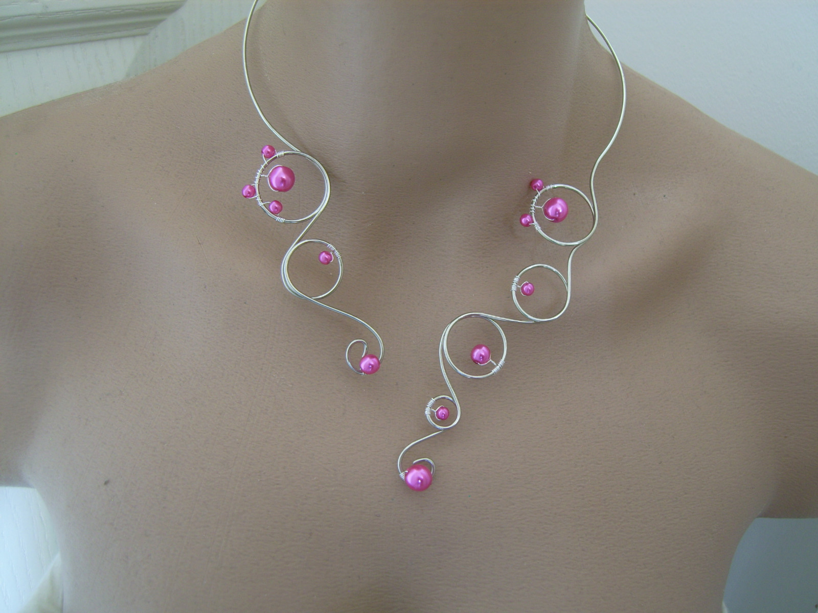 Collier rose fuchsia et argenté en perles pour robe de mariée