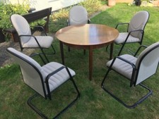 Klassische Eleganz: Der ausziehbare Mahagoni-Tisch und die Stuhl-Kollektion 