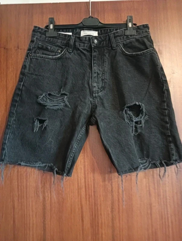Bermuda Pull & Bear in denim nero strappato Relaxed