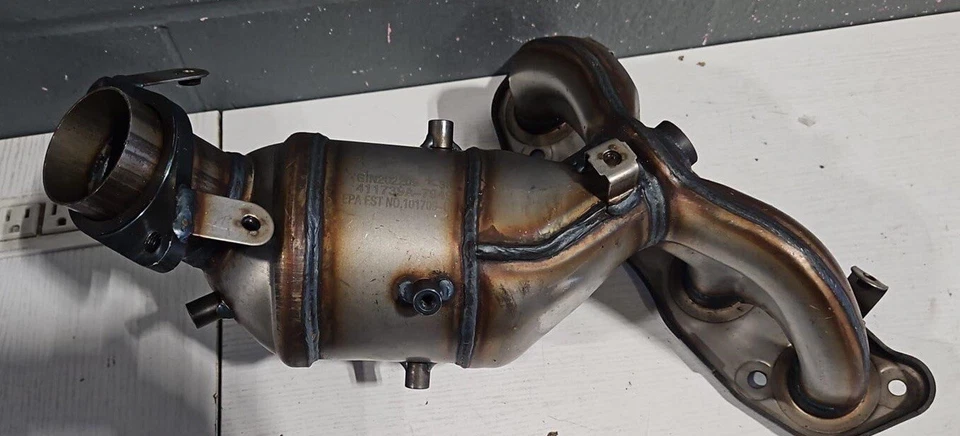 Dorman OE Solutions 674-147 Exhaust Manifold with Integrated Catalytic Converter - Image 3 of 4