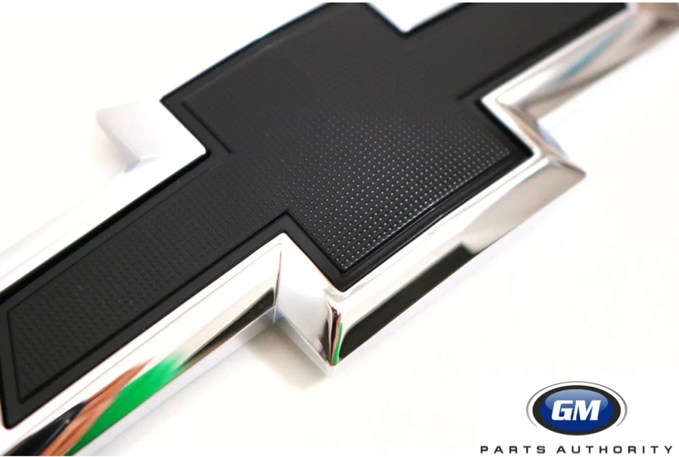 Chevrolet Malibu 2016-2025 paquete emblema pajarita negra delantera y trasera 42874582 OEM GM Foto 3 de 4