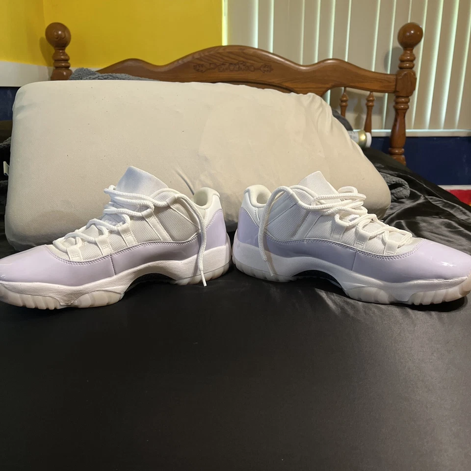 Talla 12 - Air Jordan 11 Retro Bajo Violeta Puro W Foto 2 de 4