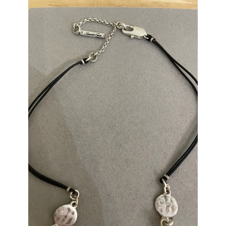 Collar Kenneth Cole con cordón de cuero negro cristales transparentes y amarillos Foto 3 de 3