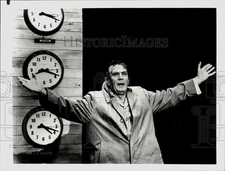 1981 Press Photo Actor Peter Finch in "Network" Movie - pip30118
