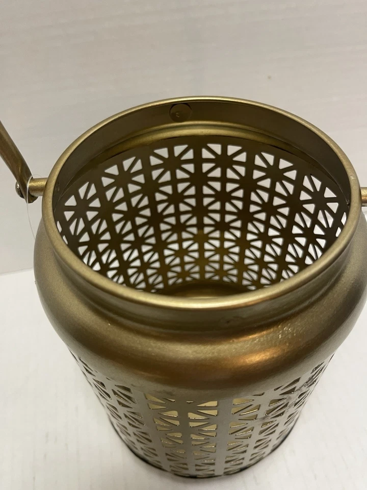 Linterna moderna de metal dorado con mango recorte geométrico candelabro decoración Foto 2 de 3