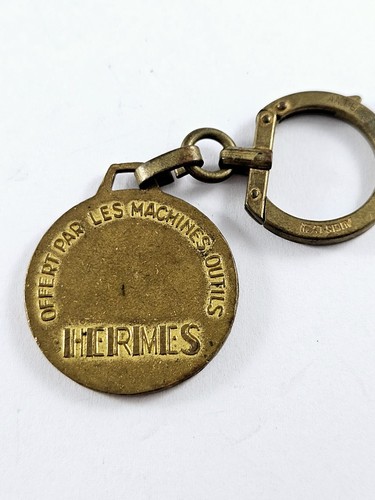 PORTE-CLES - MACHINES & OUTILS HERMÈS - Augis Émaillé - Vintage 1960s - - Foto 3 di 3