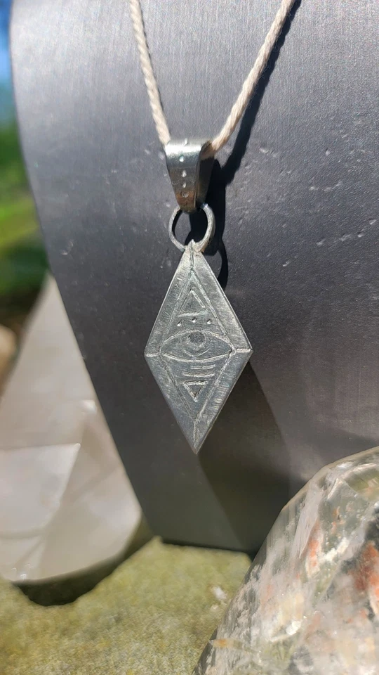 Colgante grabado en plata de ley con ópalo australiano tallado a mano + turmalina negra Foto 4 de 4