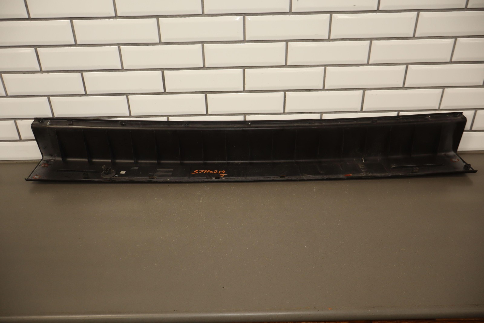 06-09 Hummer H2 SUV Rear Center Bumper Cover Section *Missing Tabs*