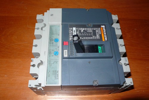 DISJONCTEUR COMPACT NS Ns250N 4P 100-250A Debrochable Merlin-Gerin : Schneider EUR 124,00 - FR