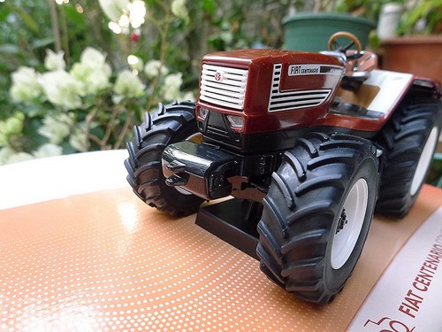Universal hobbies 1/32 Fiat Centenario Concept Tractor Diecast Model UH5382 - Picture 7 of 7