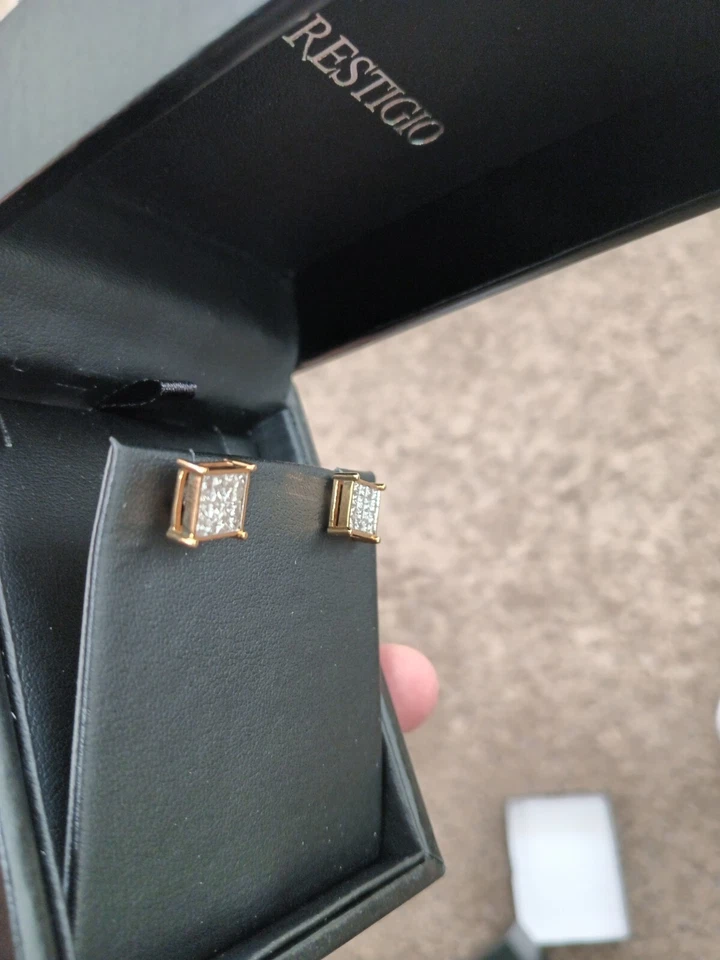 Pendientes de diamantes talla princesa de 1 quilate de oro amarillo de 10 quilates racimo Foto 2 de 4