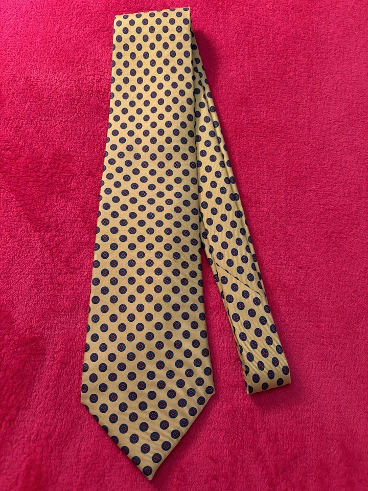 Corbata dorada y marrón nueva sin etiquetas con foulard estampado hecha a mano en Inglaterra 3 7/8x59 Foto 3 de 4