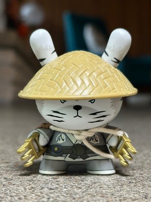 Kidrobot Dunny 2011 Gold Life - The Golden Claw tiger Huck Gee 3'' vinyl