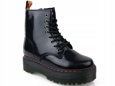 Isolierte Damen-Stiefeletten auf der Plattform Glas-Traper-Schuhe in Schwarz
