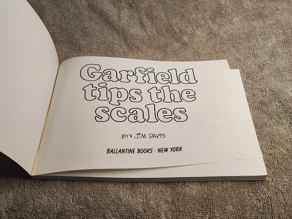1st Edition Garfield Tips The Scales 1984 By Jim Davis 8th Comic Book Paperback Foto 4 de 4