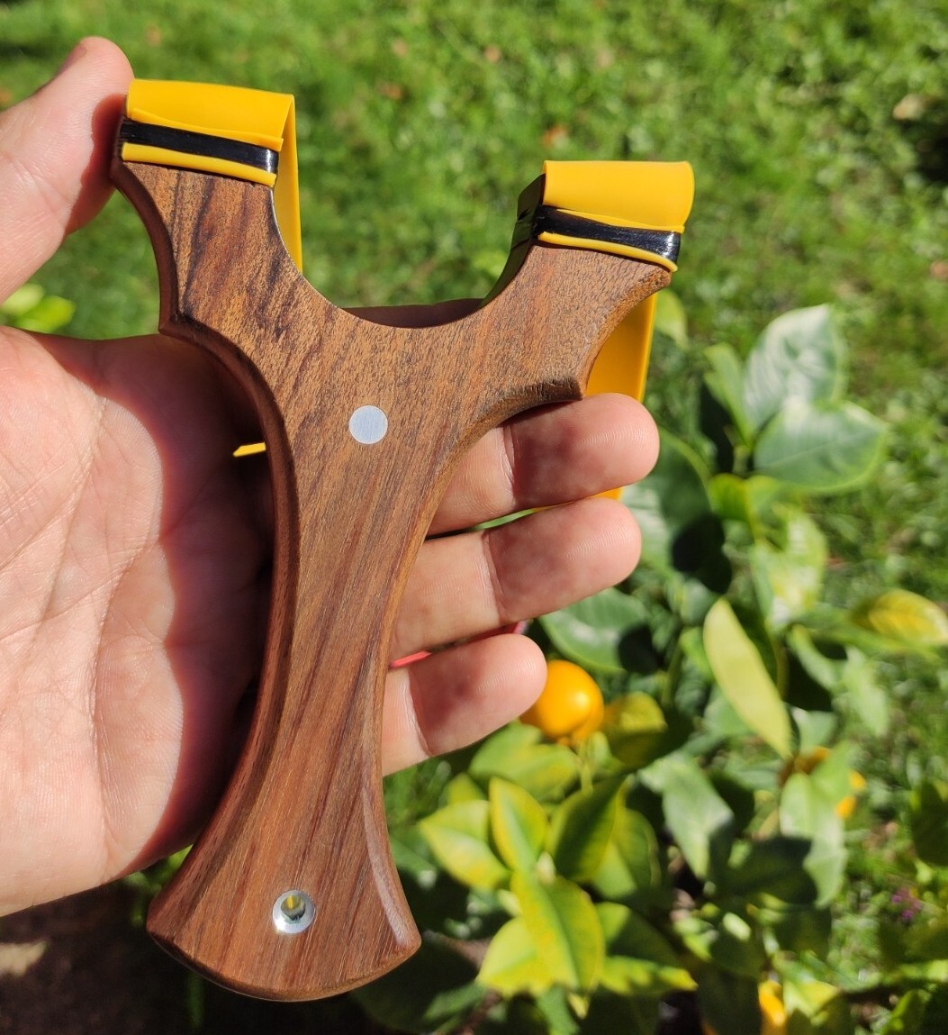Slingshot lance-pierre artisanal bois noyer : objet de tir traditionnel - 4