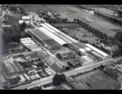 PLESSIS-BELLEVILLE (60) TRAKTORENFABRIK POCLAIN & VILLAS in Luftaufnahme 1967