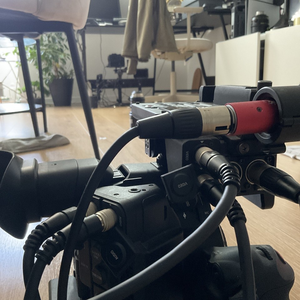 Canon EOS C300 Mark II 4K Cinema Camera + écran + poignée + micro ...