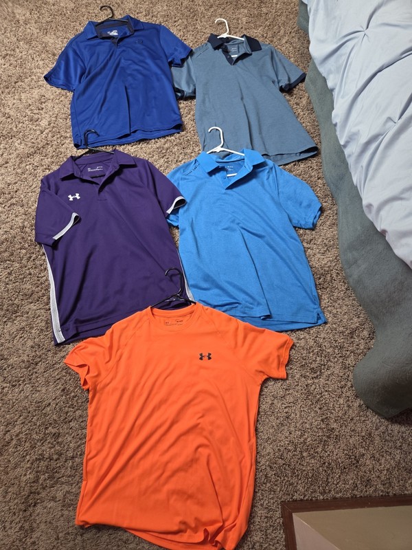 Mens size medium 5 piece short sleeved shirt lot of solid colors with collar...