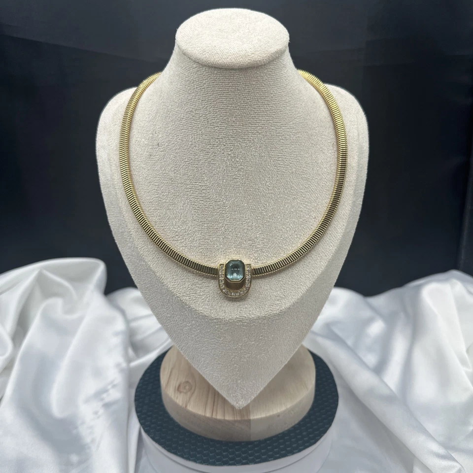 Gargantilla Christian Dior 90 tono dorado con imitación aguamarina y pedrería. Foto 3 de 4