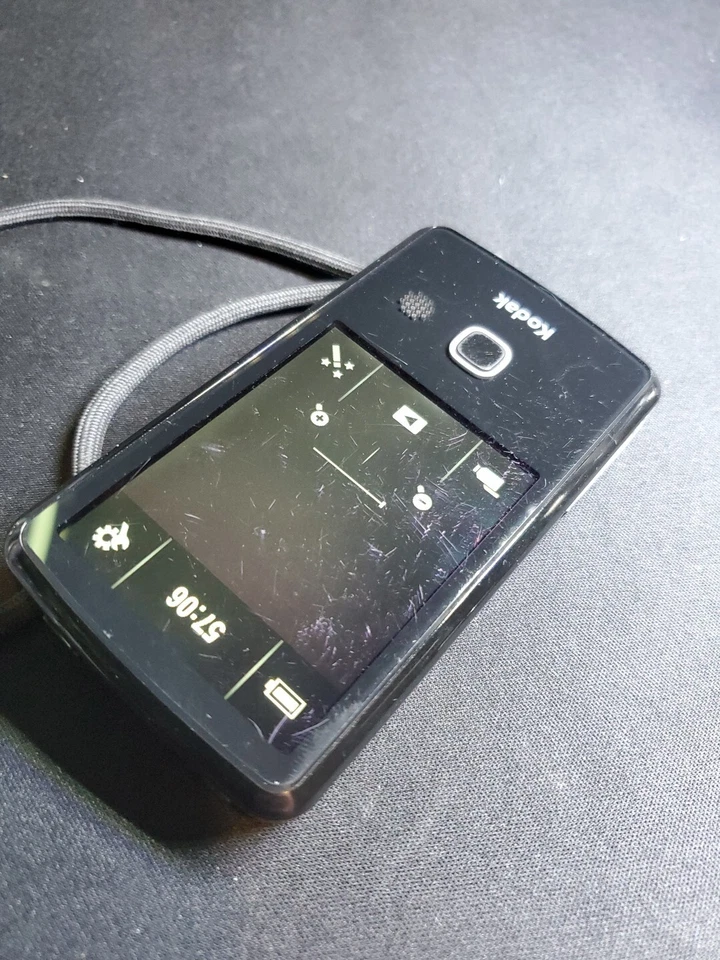 Kodak Playtouch Zi10 HD Video Camera  w/ 4GB CARD / BATTERY - Image 4 of 4