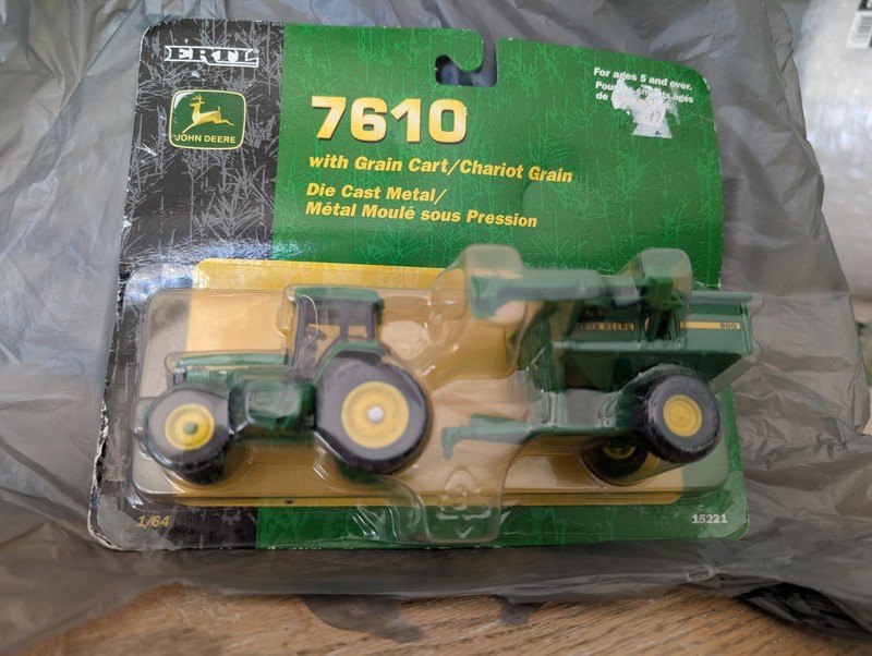 Ertl 1/64 Scale 2003 John Deere 7610 Tractor with Grain Cart 15221 NOS