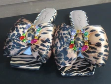 BETSEY JOHNSON WOMEN'S DAISY LEOPARD BOW SLIDES - US 7, 7.5 OR 8