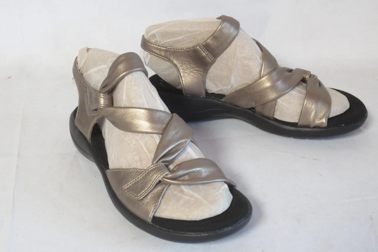 Sandali Clarks colore bronzo peltro taglia 7 5 M comodi imbottiti SAYLIE MOON