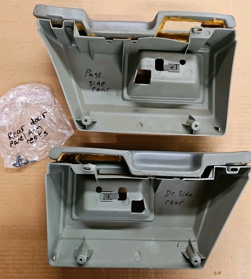 Chevrolet Caprice Delta 88 1977-1985, reposabrazos laterales traseros diestros y diestros almohadillas del panel de la puerta Foto 4 de 4