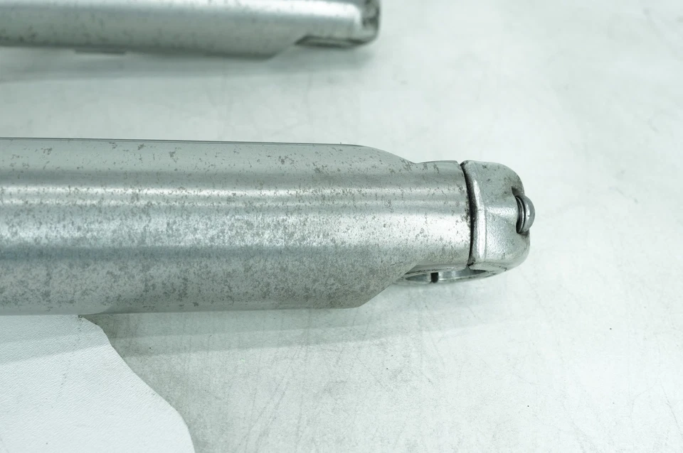 Harley Dyna Street Bob 2008 OEM juego de triple árbol delantero y patas de horquilla derecha deslizantes Foto 4 de 4