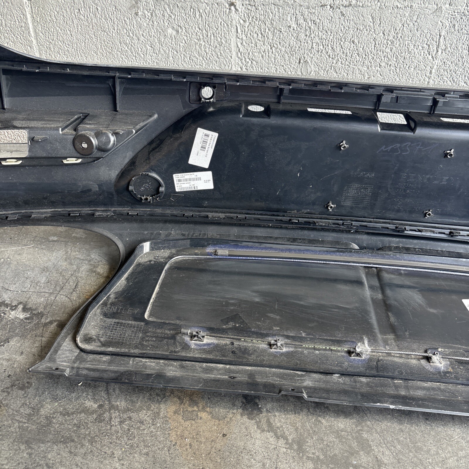 BENTLEY BENTAYGA W12 REAR BUMPER 36A807511 #2352