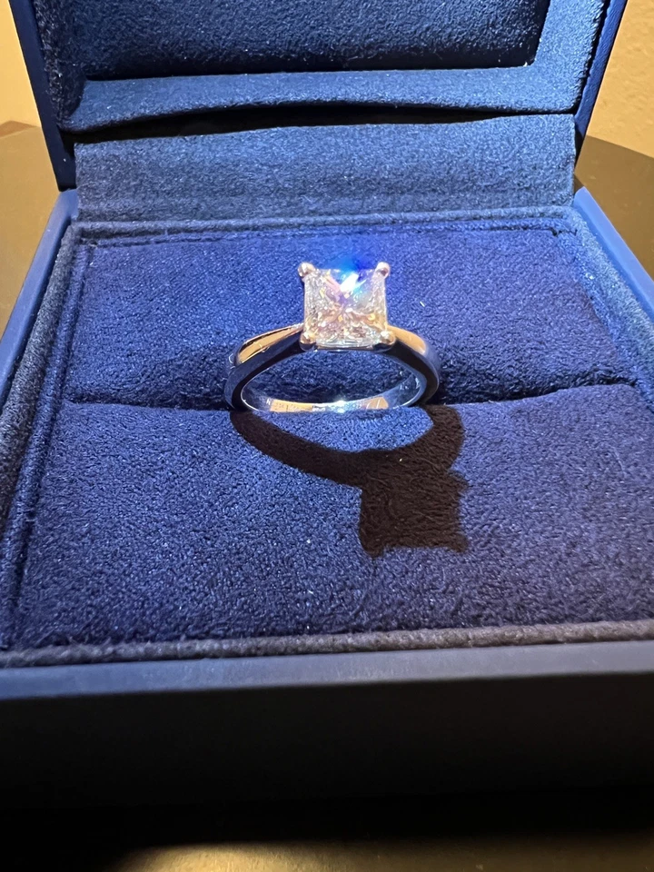 Anillo de compromiso solitario de diamantes de 1,18 quilates (visual 1,29) con certificación GIA de Blue Nile Foto 2 de 4