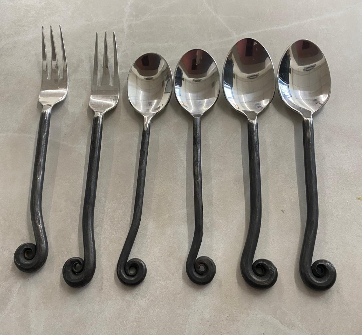 Gourmet Settings 2 small spoons, 2 large spoons and two forks
