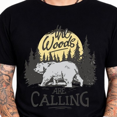 The Woods Are Calling T-Shirt Bärenwald Camping Outdoor Natur Grafik Tee.