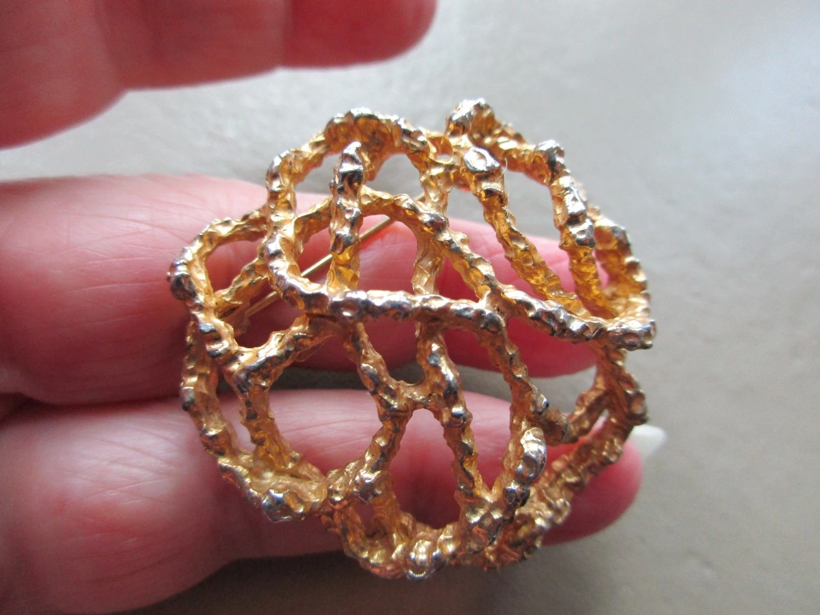 VINTAGE RETRO GOLD TONE STAMPED WEST MODERNIST BARK PATTERN UNUSUAL BROOCH PIN