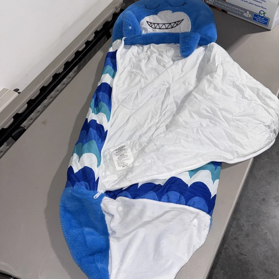 Happy Nappers aconchegante travesseiro compacto saco de dormir azul surfy the Shark diversão infantil - Imagem 3 de 4