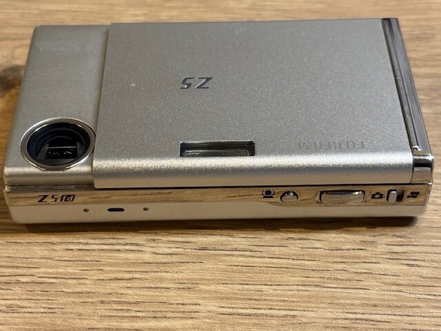 【動作品】 FUJIFILM FinePix Z5fd シルバー Fujifilm FinePix Z5fd Silver 6.3MP Compact Digital Camera