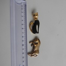 2 ANTIQUE GOLD COLOURED BROOCHES