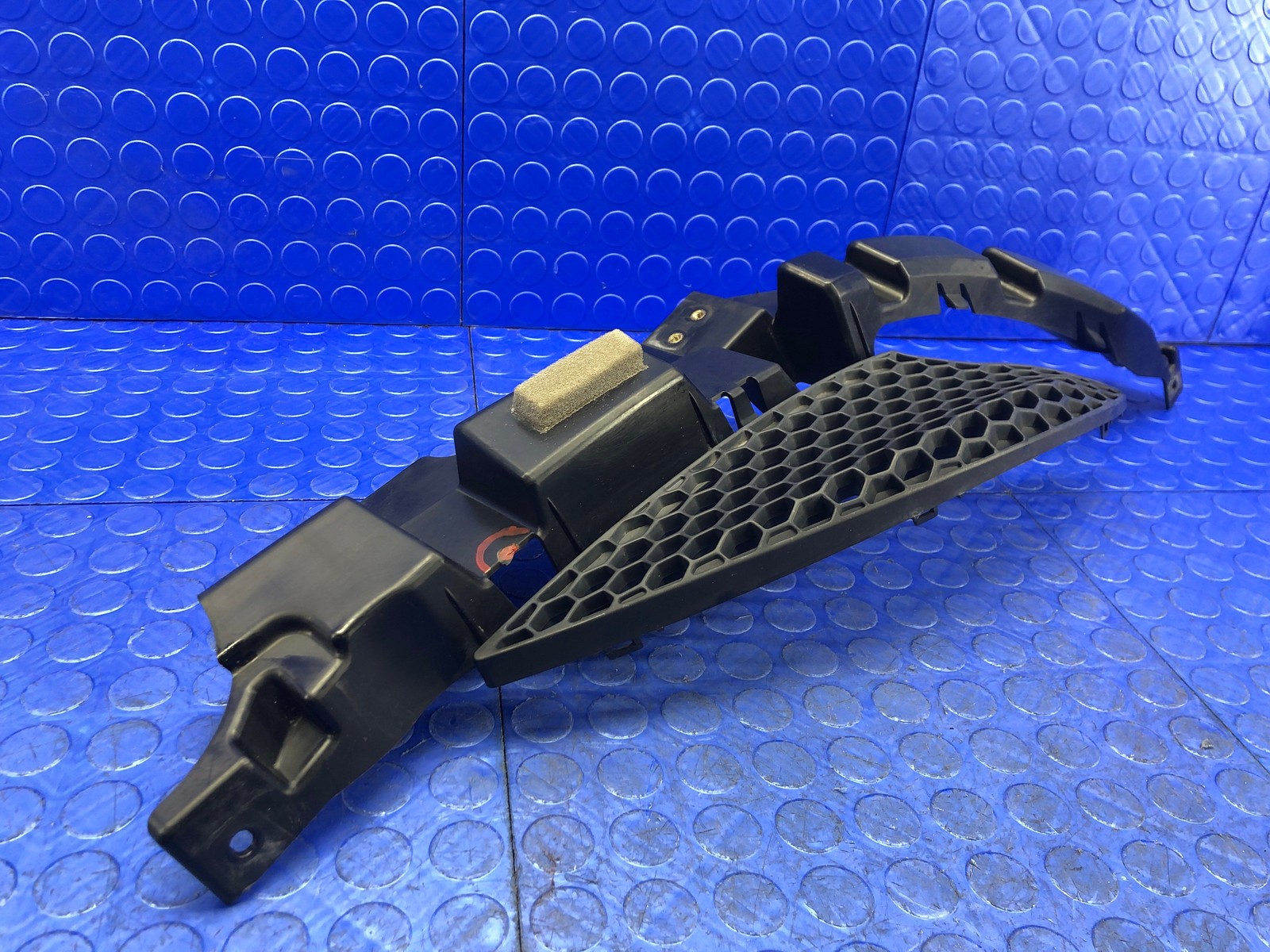 2020-2023 MCLAREN 570S REAR LEFT VENT SUPPORT BRACKET *BROKEN TAB* 13A6494CP