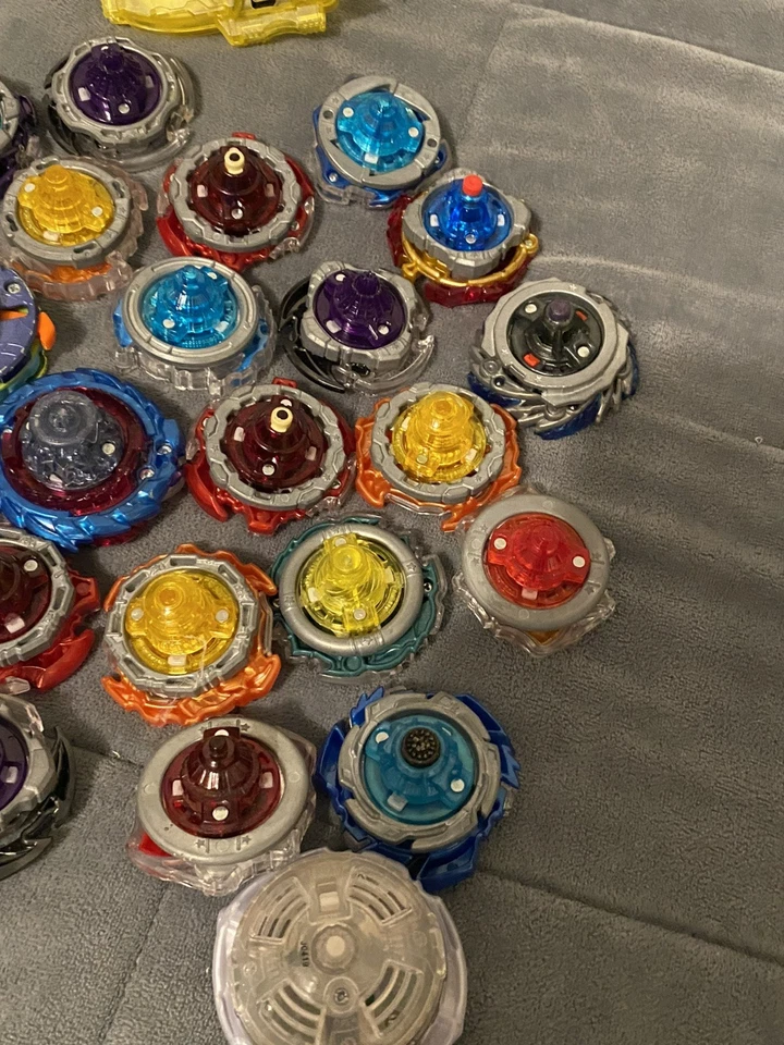 Coleção Beyblade Burst Takara Tomy autêntica + lançador em bom estado! - Imagem 4 de 4