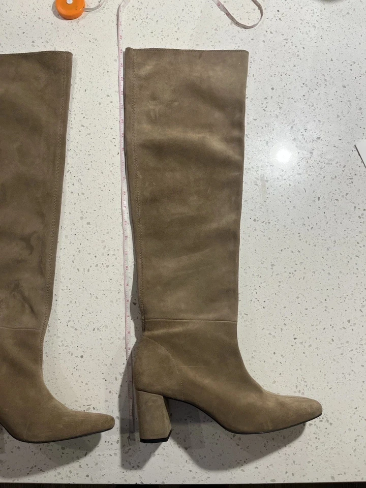 Botas Zara 11M de gamuza tostada sobre la rodilla tacón bloque favorito de blogger "The Nude Look" Foto 3 de 4