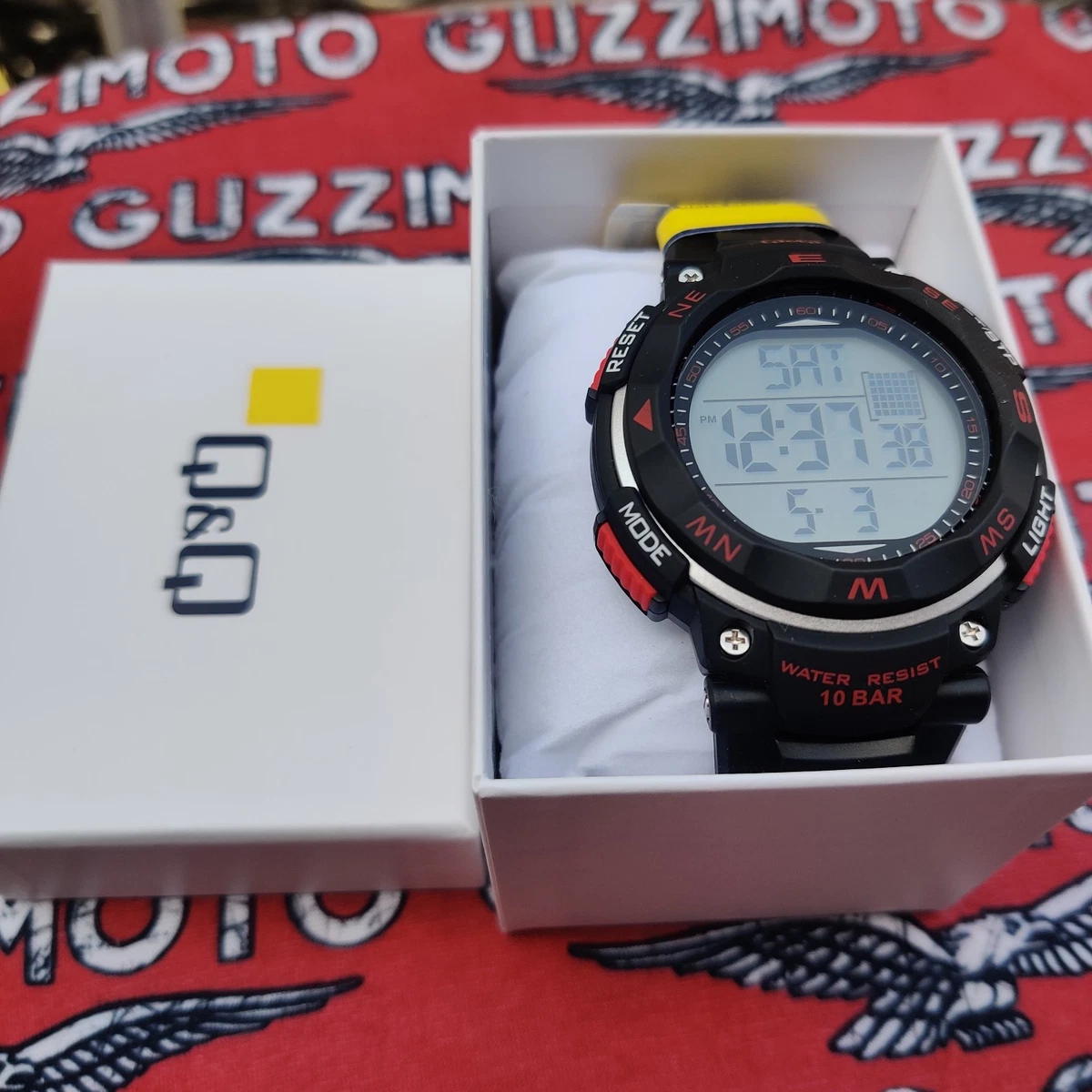 Q&Q Orologio unisex in acciaio inox, cinturino milanese, chiusura a gancio, 3 bar, analogico, al quarzo, nero/bianco